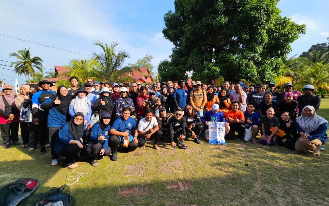 Malaysians Answer the Ocean’s Kod Blue with a Beach and Underwater Cleanup